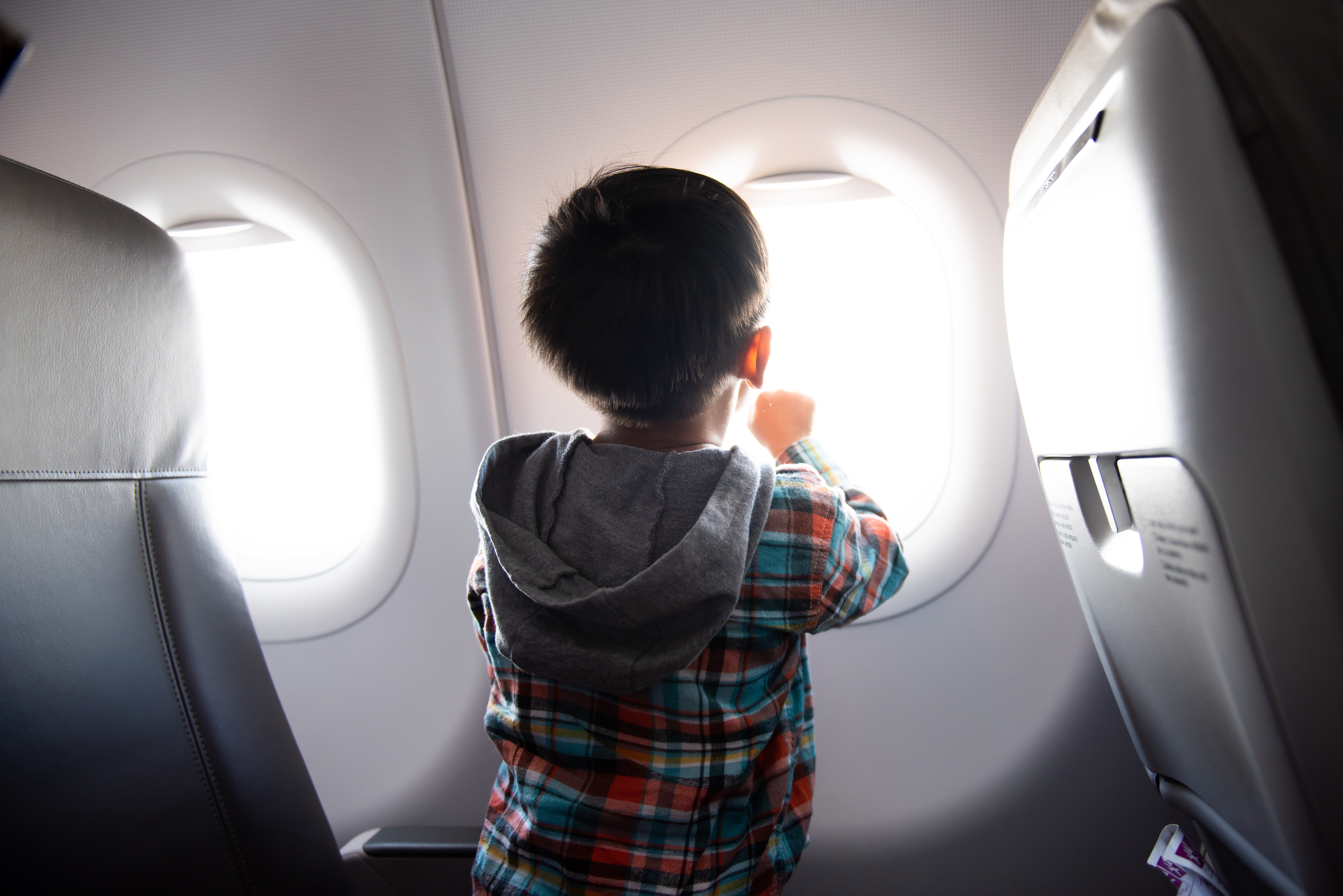 Viajar en avión con niños puede ser un desafío (imagen de stock)
