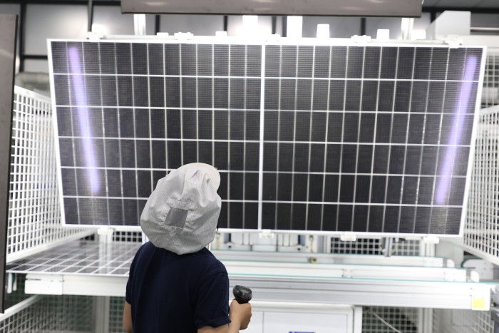 Un panel solar en proceso de fabricación en una fábrica de Lianyungang, China