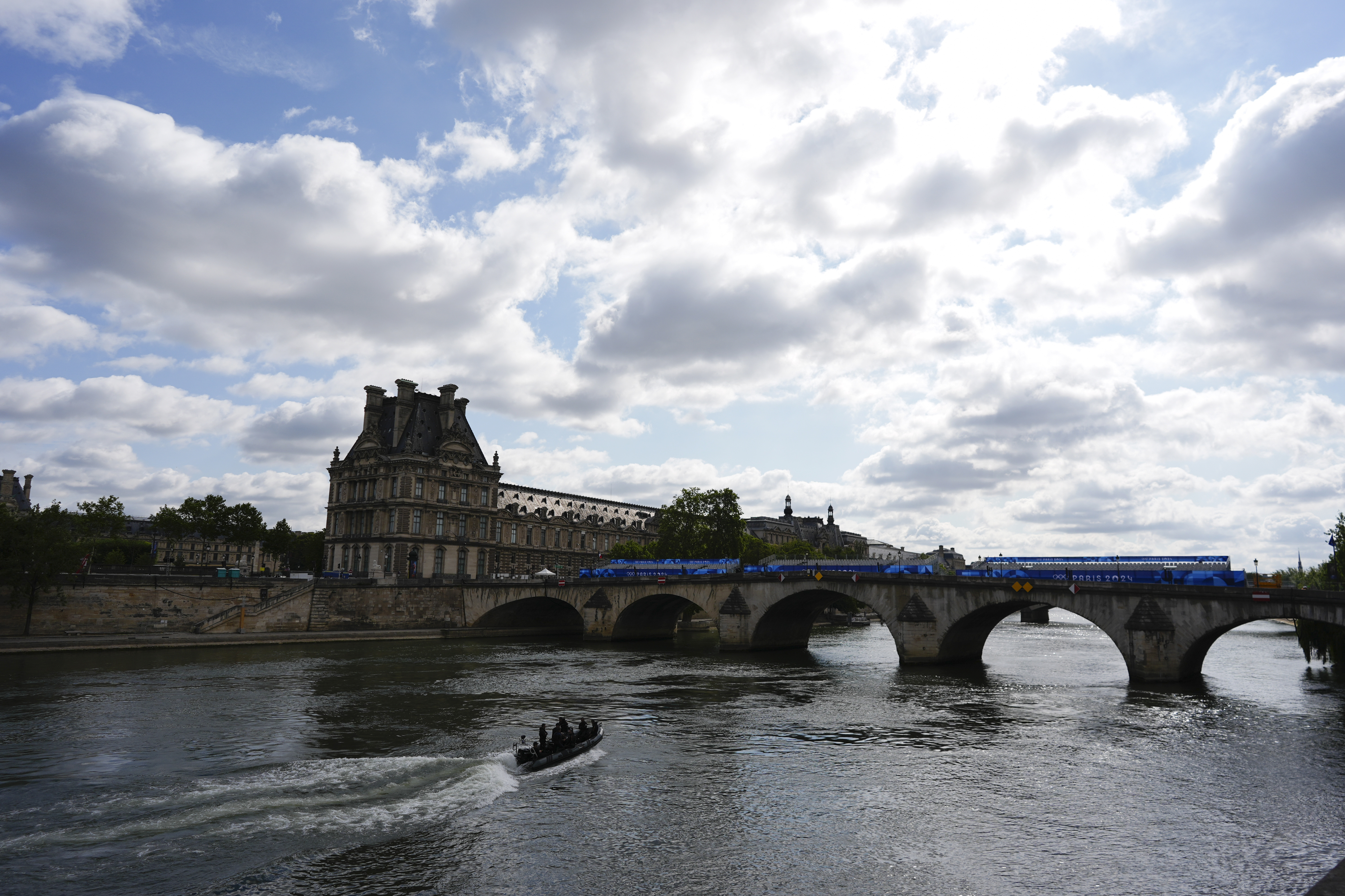 Los funcionarios olímpicos franceses han desembolsado más de mil millones de libras para limpiar el río para los Juegos Olímpicos