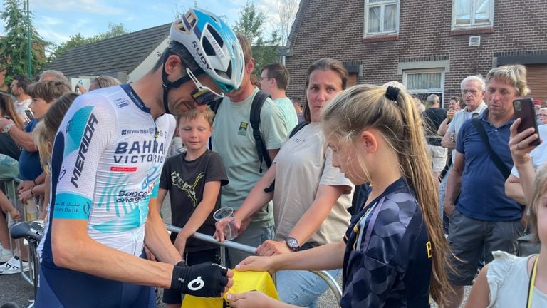 Wout Poels reparte autógrafos.  (foto: Jos Verkuijlen)