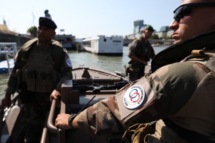 Soldados franceses de la Operación Centinela patrullan en barco por el río Sena en París