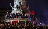 La plaza de la República de París se llenó el domingo por la noche de partidarios del bloque de izquierda Nuevo Frente Popular, que inesperadamente emergió como el más numeroso en las encuestas.