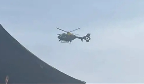 Un helicóptero sobrevolando el embalse.