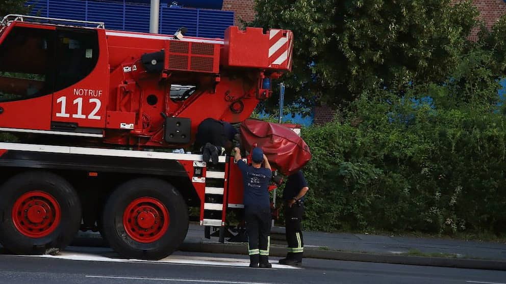 El camión grúa de los bomberos perdió aceite en Landsberger Allee - defecto técnico