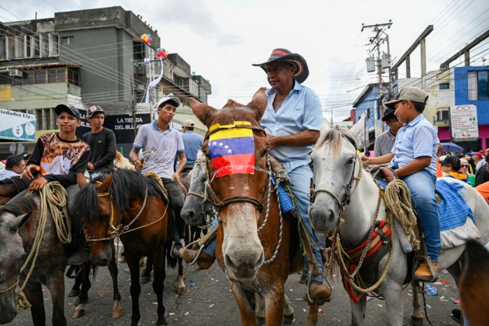 Campesinos montan a caballo en las calles de Barinas, Venezuela