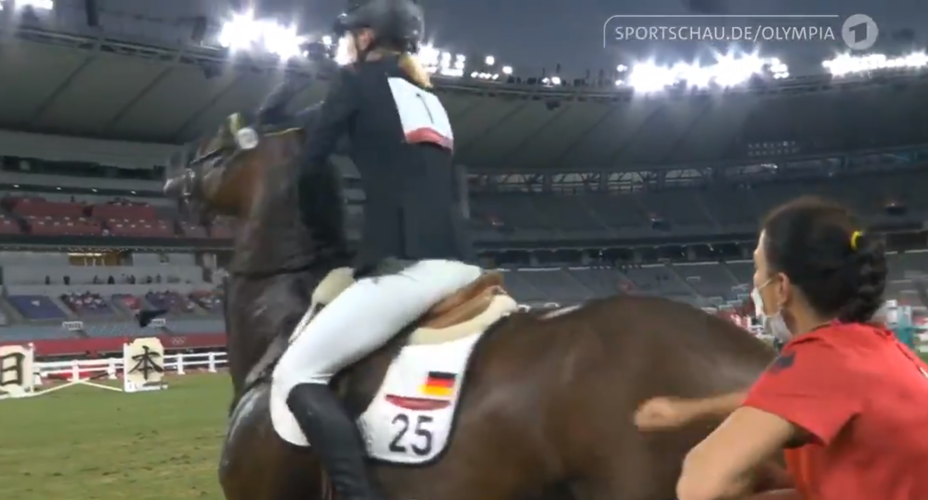 El entrenador alemán Kim Raisner (derecha) fue enviado a casa desde los Juegos Olímpicos de Tokio por golpear a un caballo