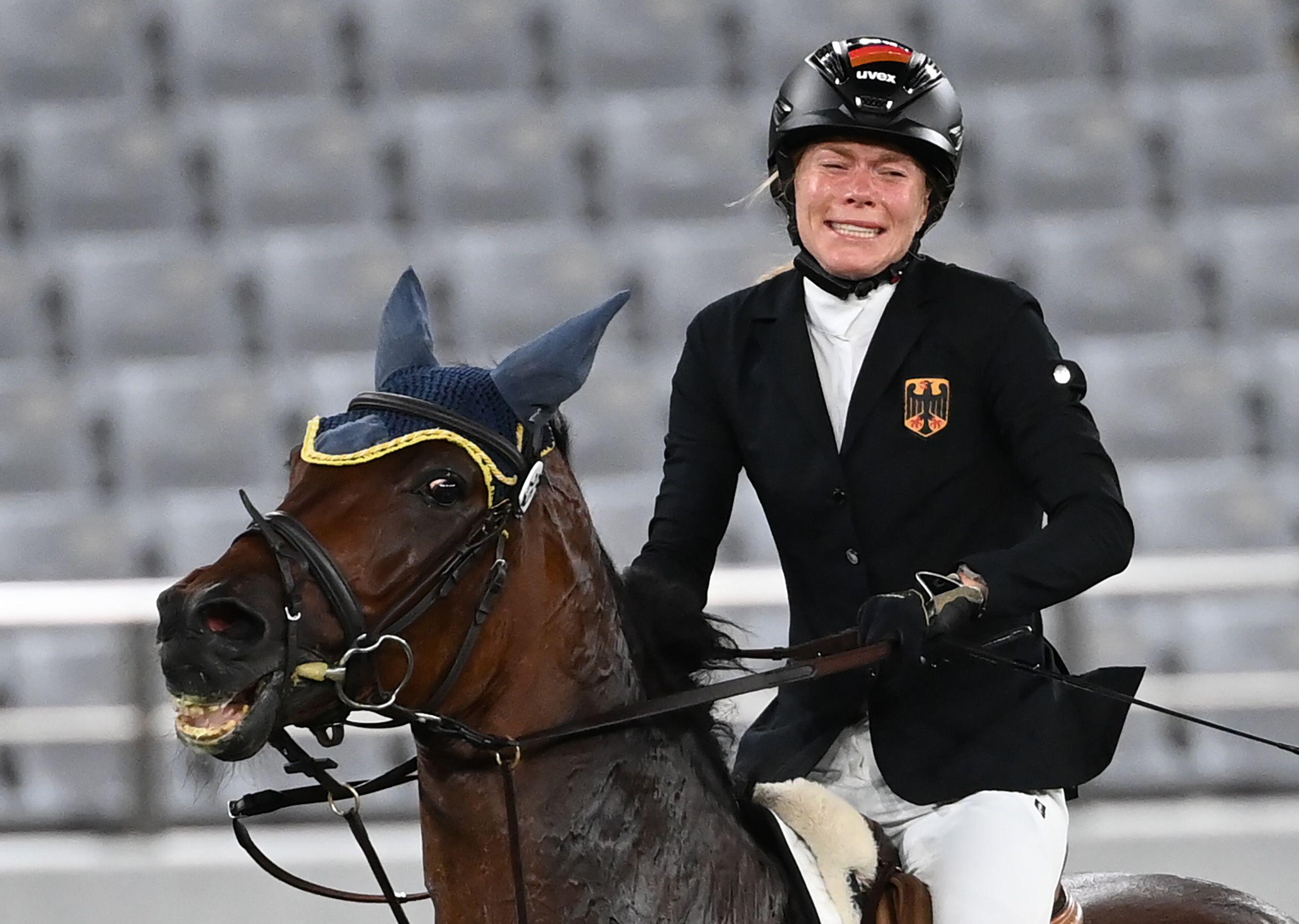 La amazona de Raisner, Annika Schleu, se quedó llorando después de que su caballo se negara a saltar.