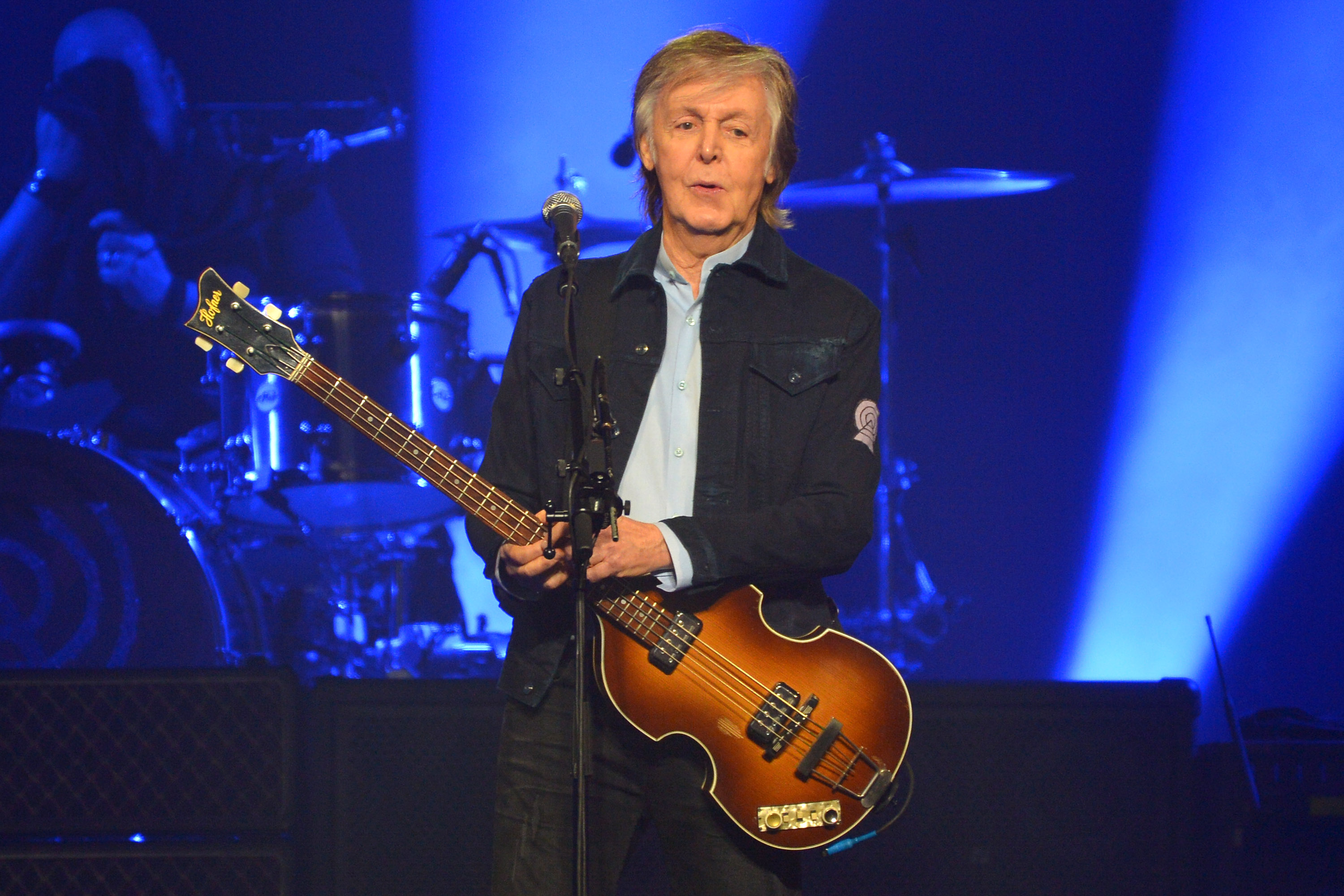 En el concierto original, Sir Paul McCartney subió al escenario frente a más de 120.000 fanáticos.