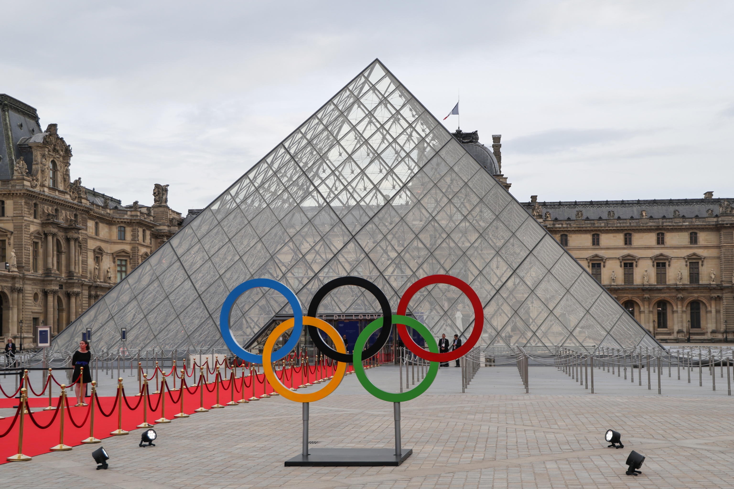 epa11496466 Una vista muestra los anillos olímpicos colocados junto a la Pyramide du Louvre, diseñados por el arquitecto chino-estadounidense Ieoh Ming Pei, dentro de una cena de gala organizada por el Comité Olímpico Internacional (COI) y la presidencia francesa en el Museo del Louvre en París, Francia, el 25 Julio de 2024. Los Juegos Olímpicos de París 2024 se celebrarán del 26 de julio al 11 de agosto de 2024. EPA/LUDOVIC MARIN / POOL USO RESTRINGIDO A EDITORIAL - MENCIÓN OBLIGATORIA DEL ARTISTA EN LA PUBLICACIÓN - PARA ILUSTRAR EL EVENTO COMO SE ESPECIFICA EN EL TÍTULO * *MAXPPP FUERA**