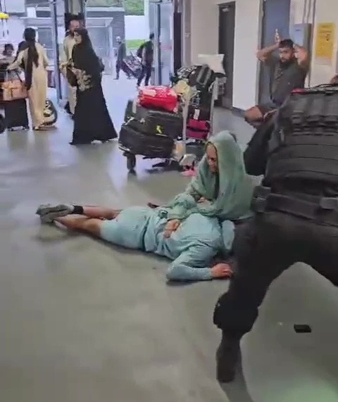 Las imágenes muestran a una mujer arrodillada sobre un hombre mientras éste yace en el suelo.