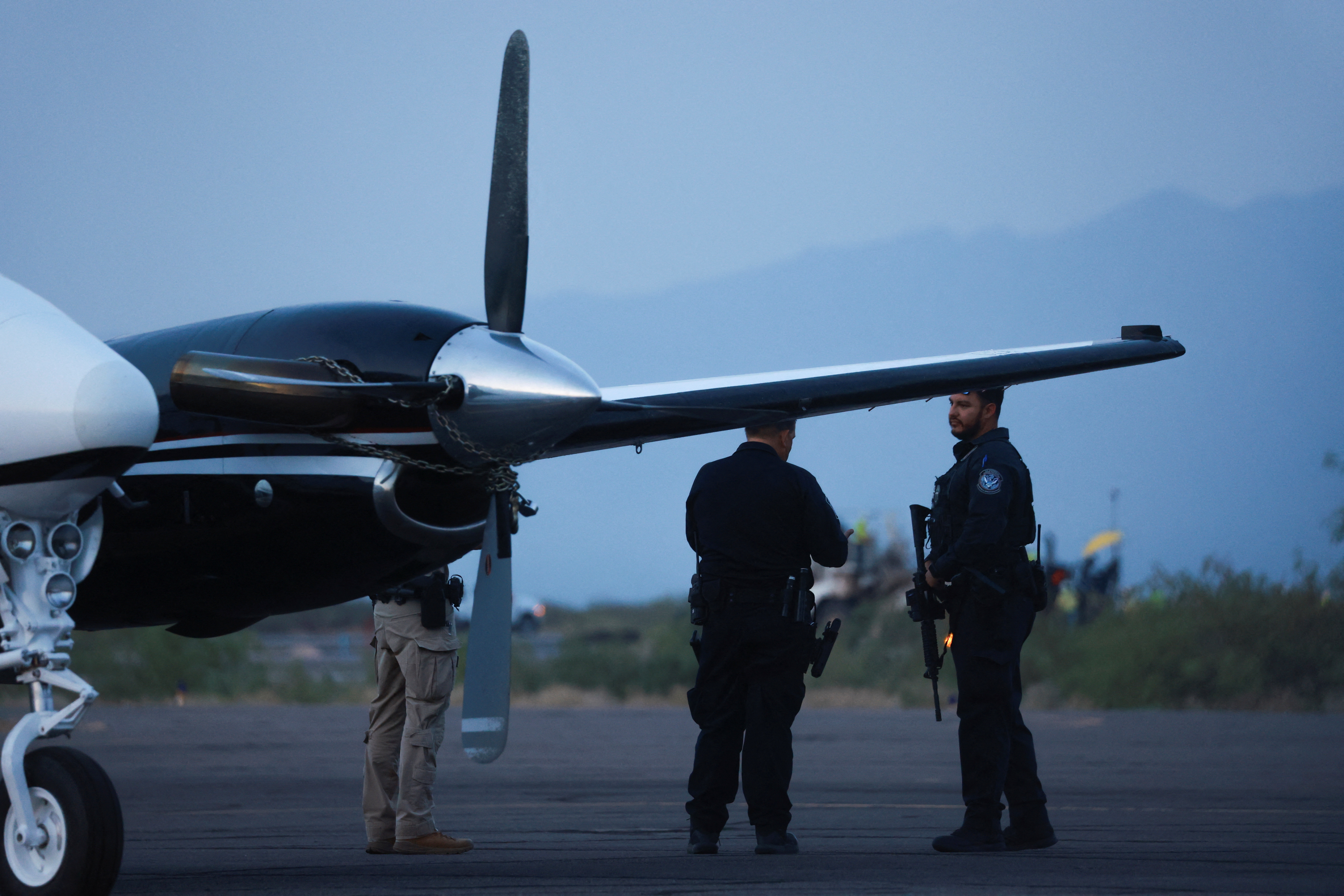 Agentes federales junto a un avión que se cree transporta a los capos de la droga mexicanos Ismael 'El Mayo' Zambada y Joaquín Guzmán López, hijo de Joaquín 'El Chapo' Guzmán, quienes fueron arrestados en El Paso, Texas.