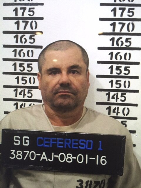 El Chapo posa para su fotografía policial en prisión en México antes de ser extraditado a Estados Unidos