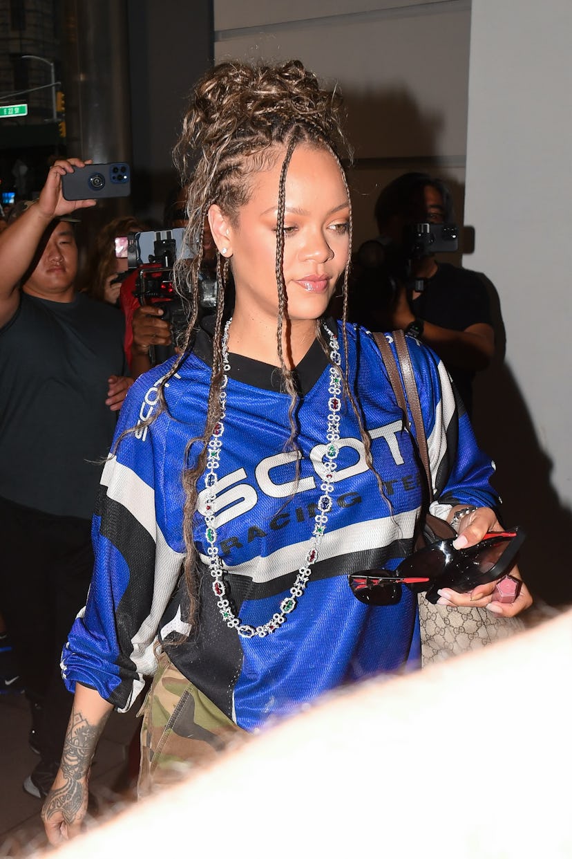 NUEVA YORK, NUEVA YORK - 23 DE JULIO: Rihanna vista en Manhattan el 23 de julio de 2024 en la ciudad de Nueva York. (Foto por...