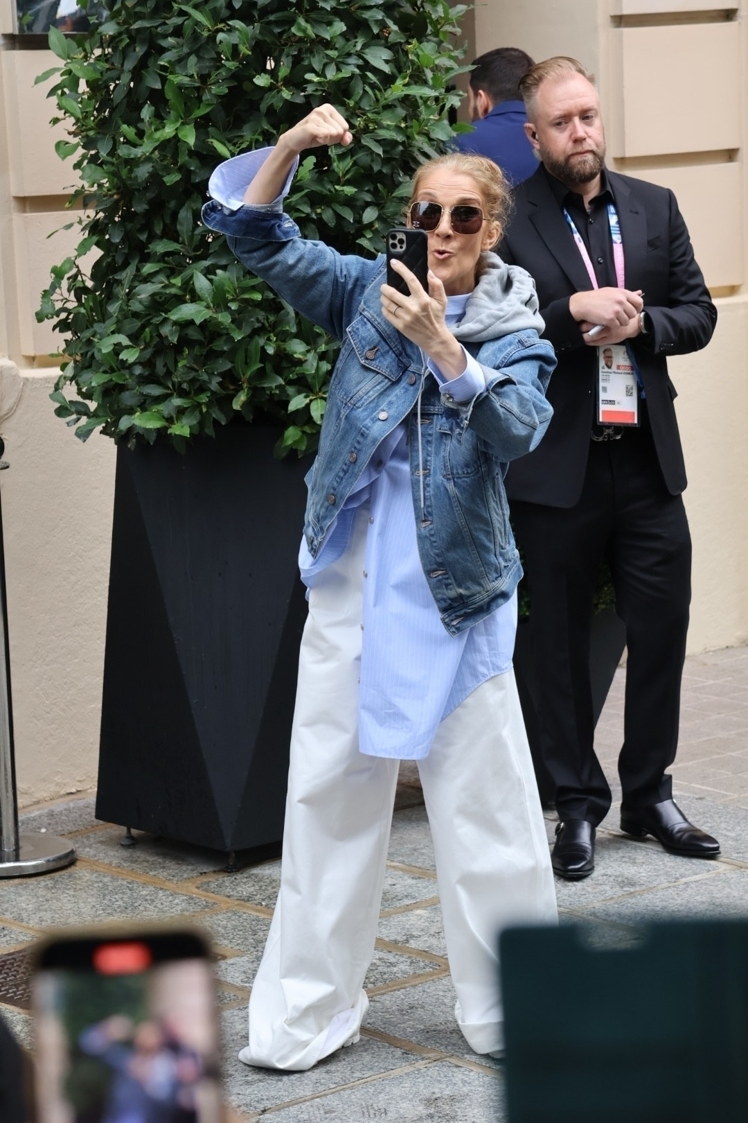 Antes de dirigirse a la ceremonia, Celine Dion se tomó fotografías con los fanáticos y recibió vítores de la multitud afuera de su habitación de hotel.