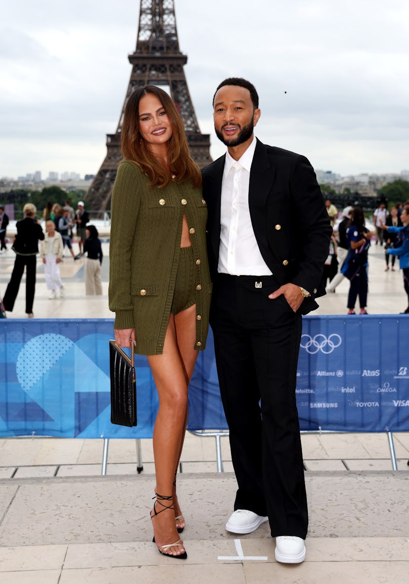 PARÍS, FRANCIA - 26 DE JULIO: Chrissy Teigen y John Legend asisten a la alfombra roja antes del desfile de apertura...