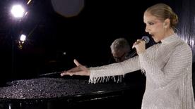 Celine Dion canta en lo alto de la Torre Eiffel en la ceremonia inaugural de los Juegos Olímpicos de 2024.
