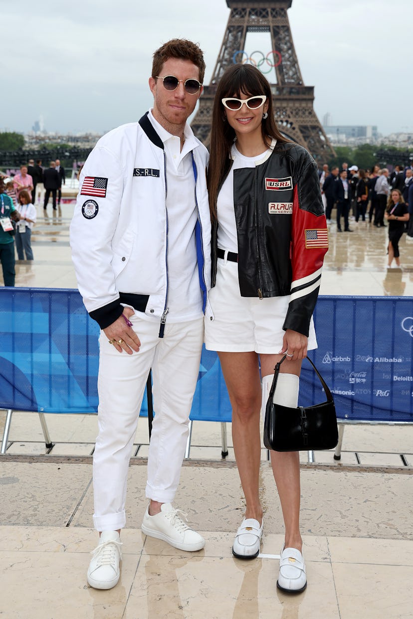 Shaun White y Nina Dobrev asisten a la alfombra roja antes de la ceremonia de apertura de los Juegos Olímpicos