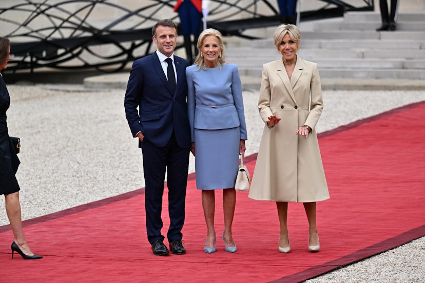 El presidente de Francia, Emmanuel Macron, y su esposa, Brigitte Macron, saludan a la primera dama estadounidense, Jill Biden 