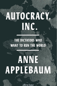 Portada del libro con Autocracy, Inc: The Dictators Who Want to Run the World, de Anne Applebaum, escrito sobre una oscura imagen satelital de algunas islas.