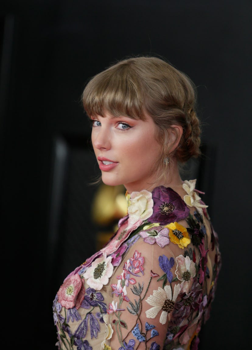 Recogido con trenzas y flequillo de Taylor Swift