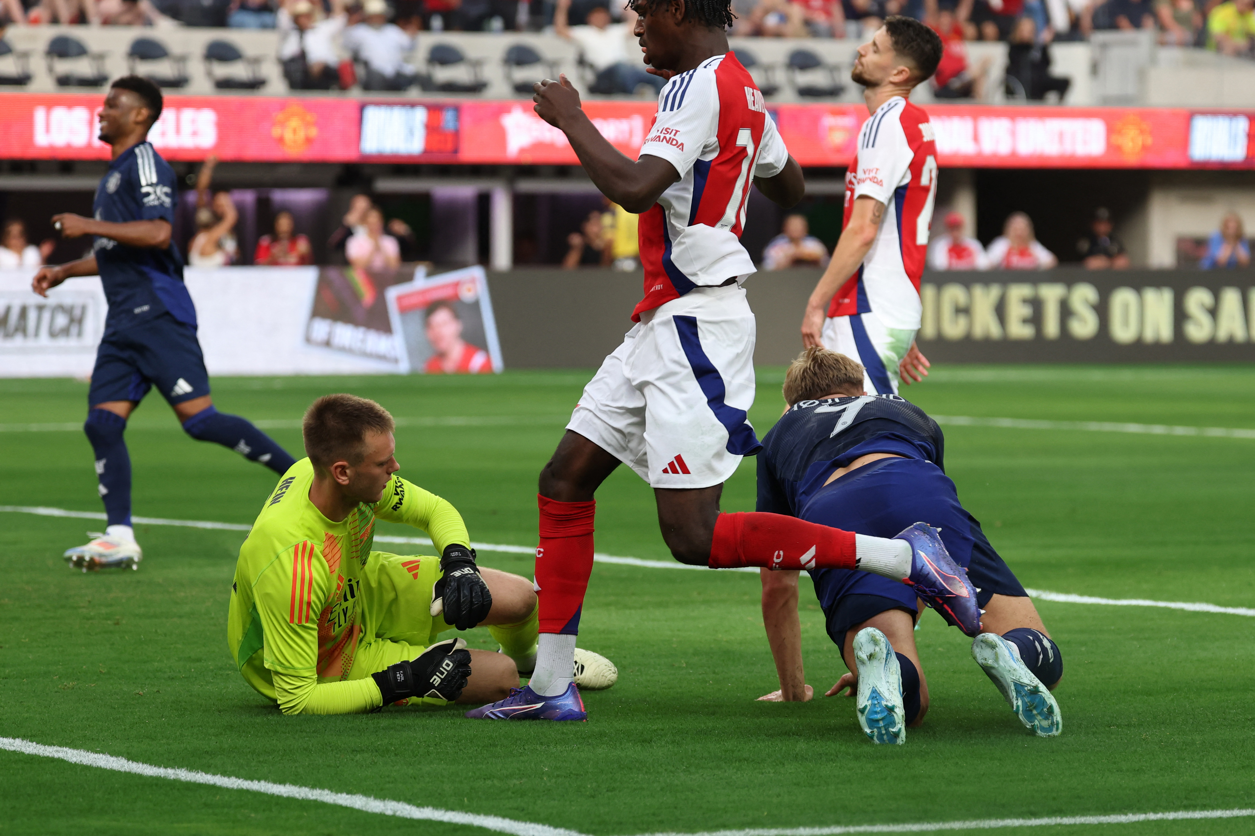 El portero Karl Hein no pudo evitar el gol inicial de Rasmus Hojlund
