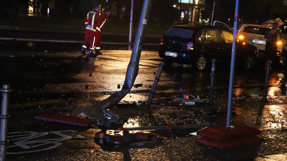 El conductor del coche compartido dañó una farola y otro vehículo