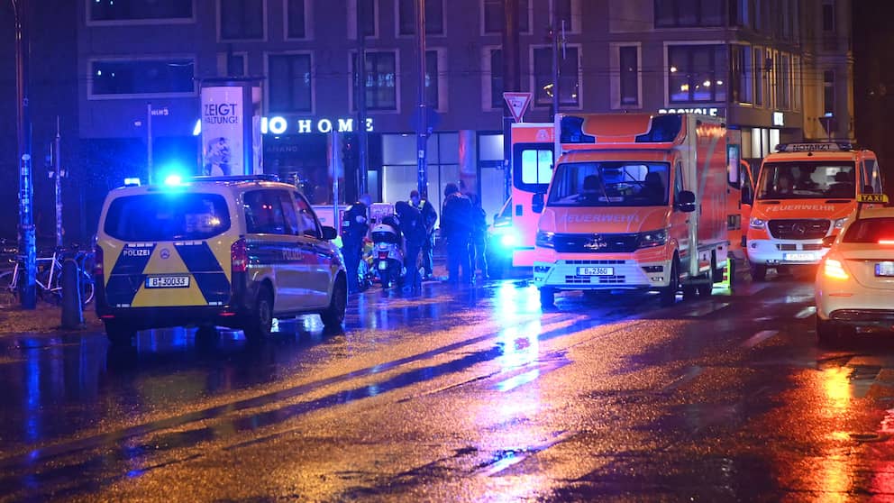 Un conductor de scooter cayó sobre la calzada empapada por la lluvia en la esquina de Torstrasse y Schönhauser Allee y resultó gravemente herido