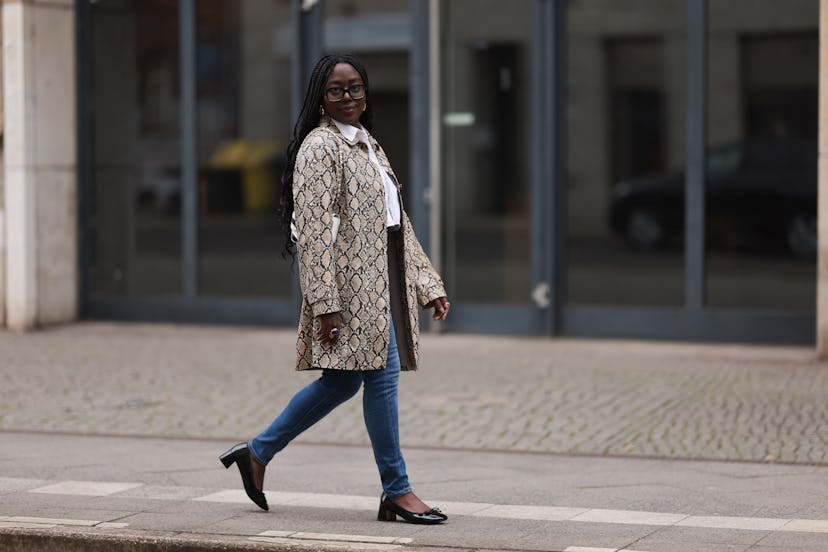 Lois Opoku con jeans ajustados