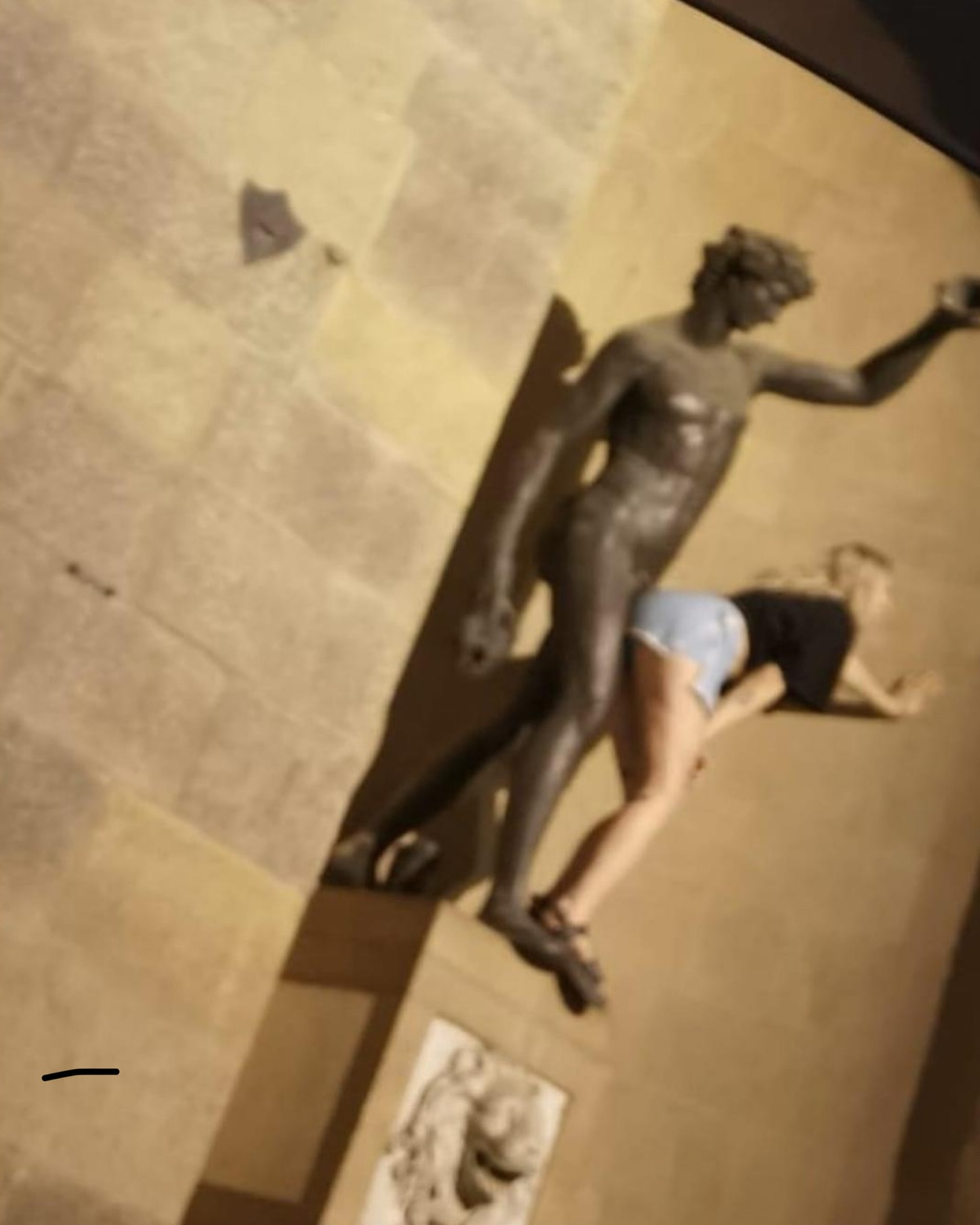 Una turista fue fotografiada imitando actos sexuales en una famosa estatua de Florencia