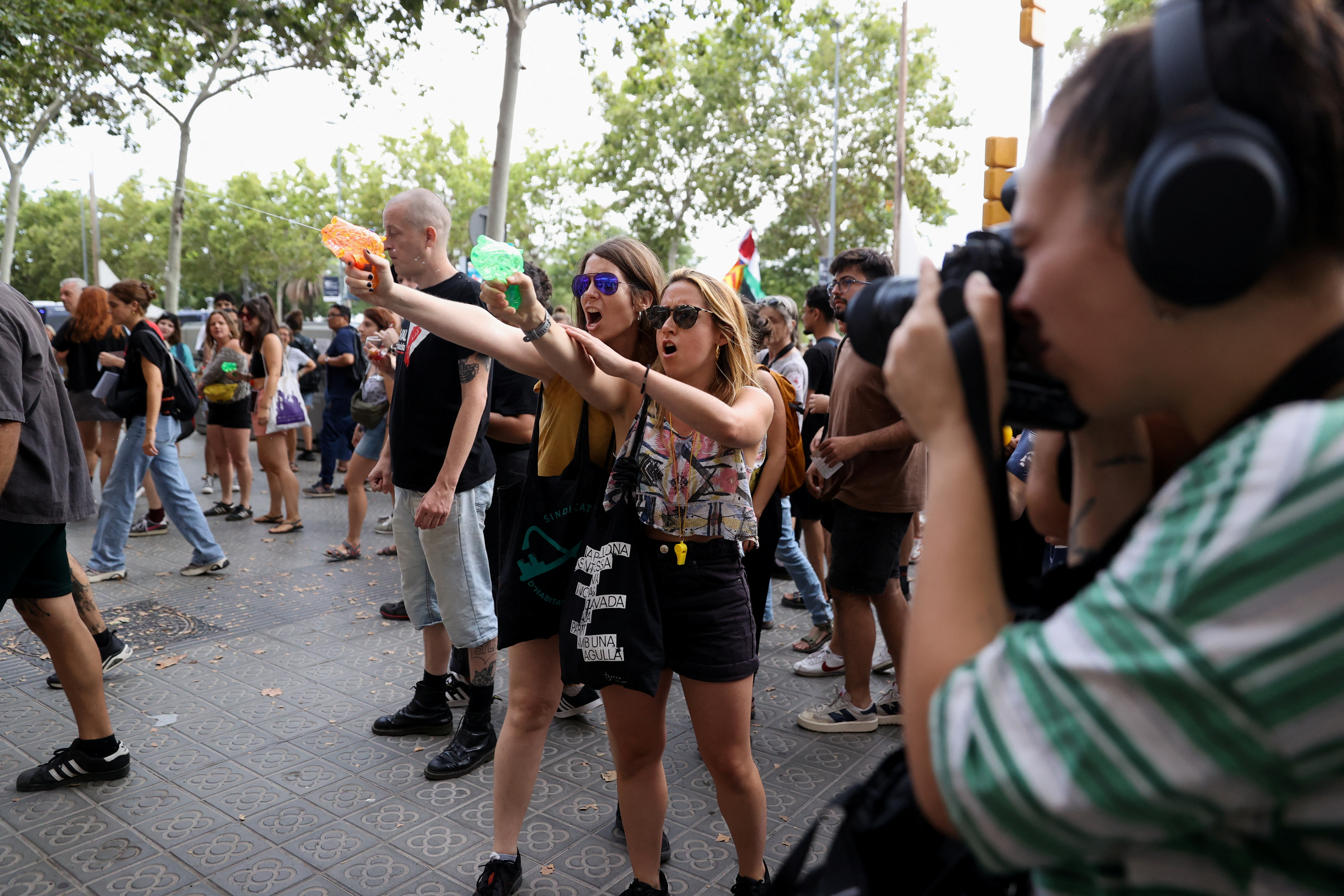 Los residentes de Barcelona rocían agua a los turistas a principios de julio