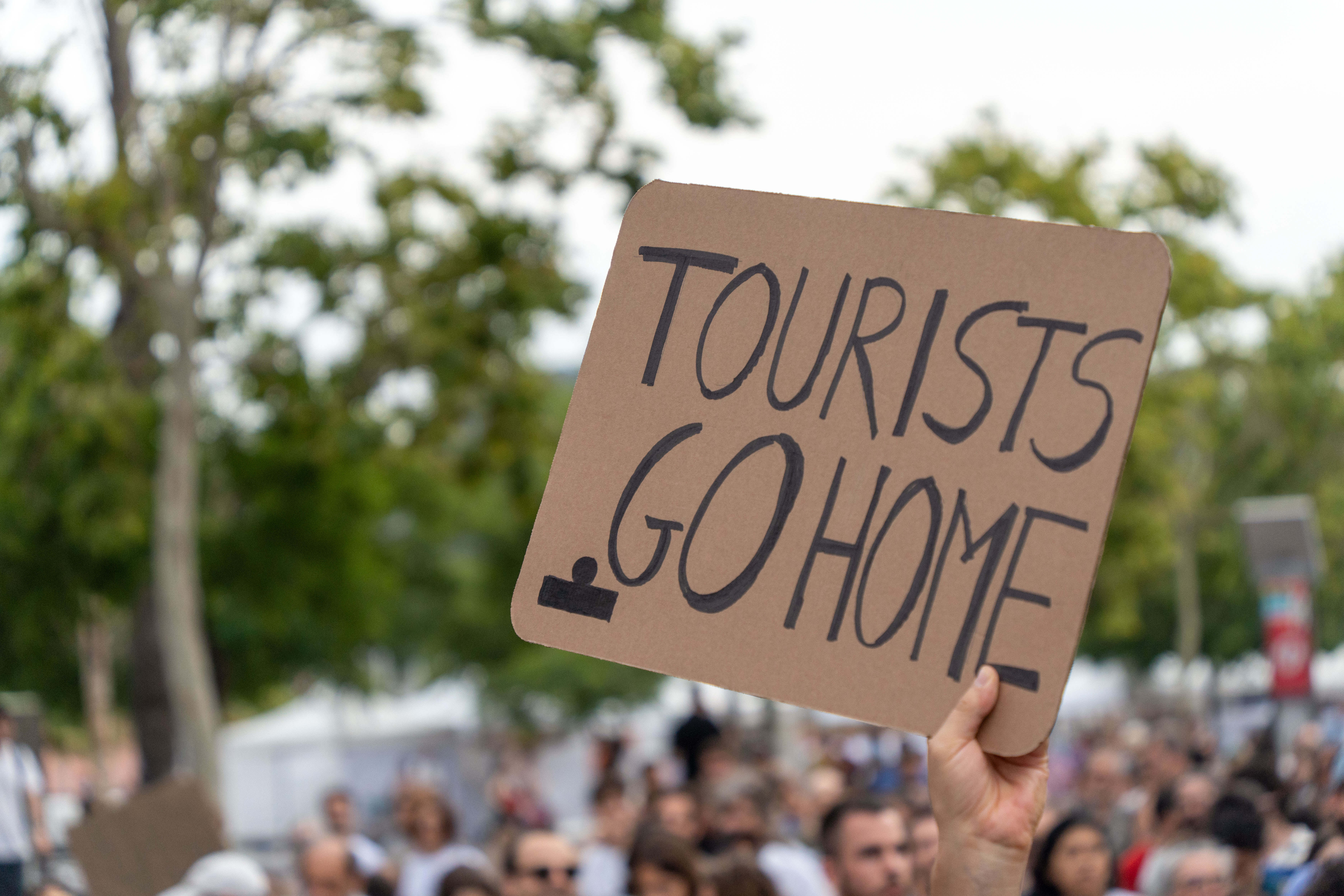 Los residentes de toda Europa han protestado con carteles con lemas como 
