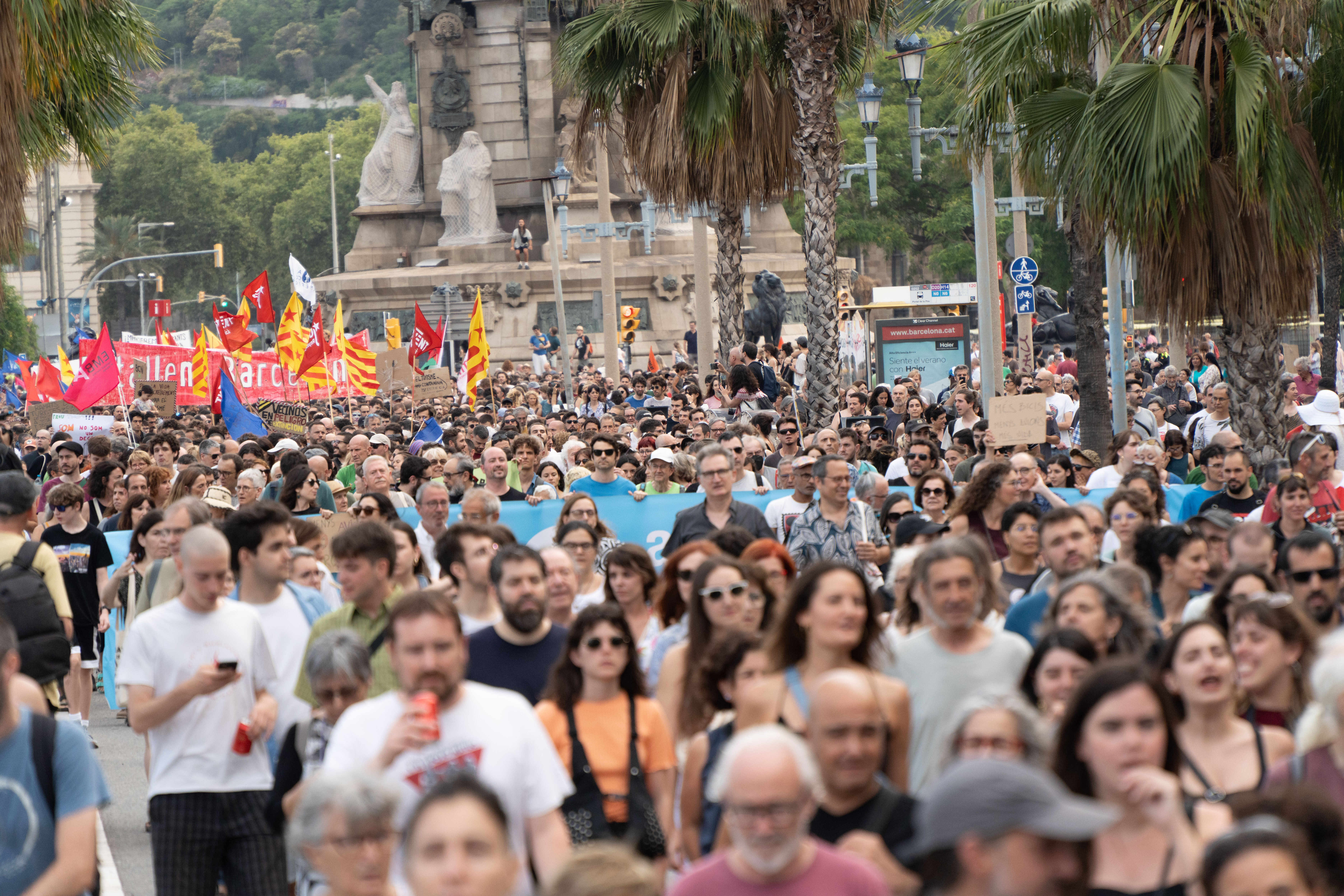 Miles de personas protestan contra los turistas en Barcelona, ​​España