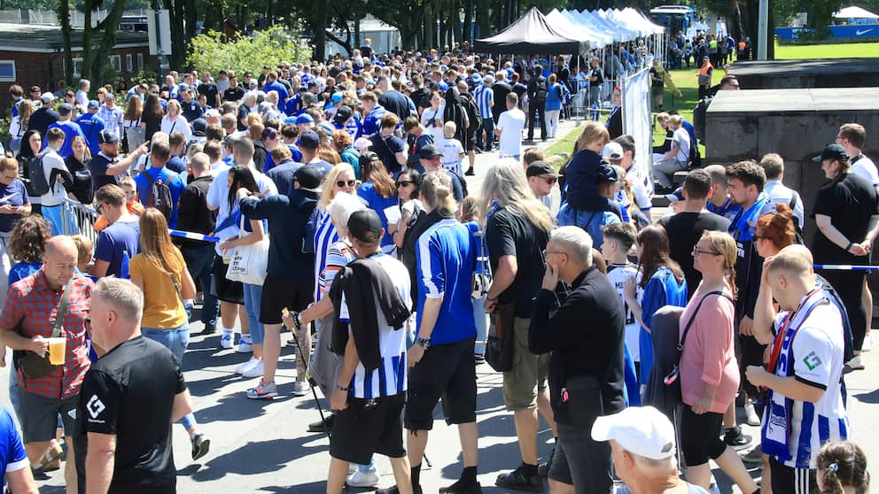 Alrededor de 5.000 aficionados asistieron a la inauguración de la temporada.