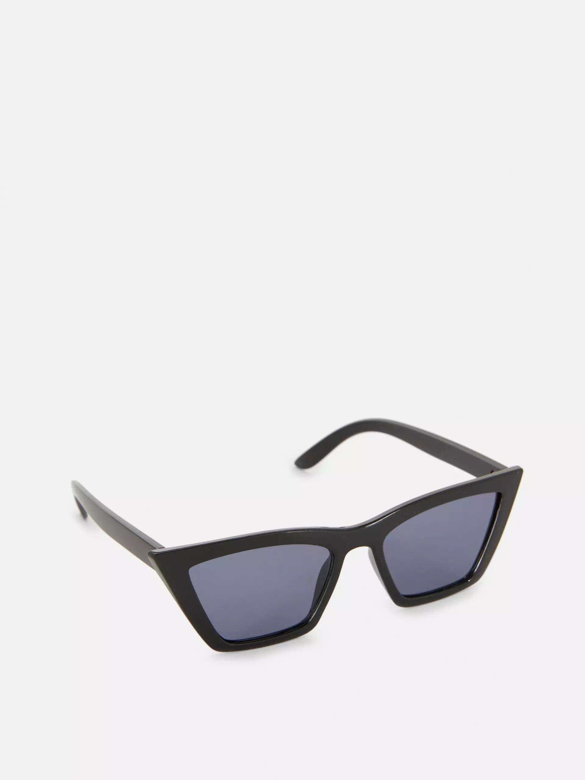 Las gafas de sol de Primark no tienen ningún logotipo escrito en las lentes.