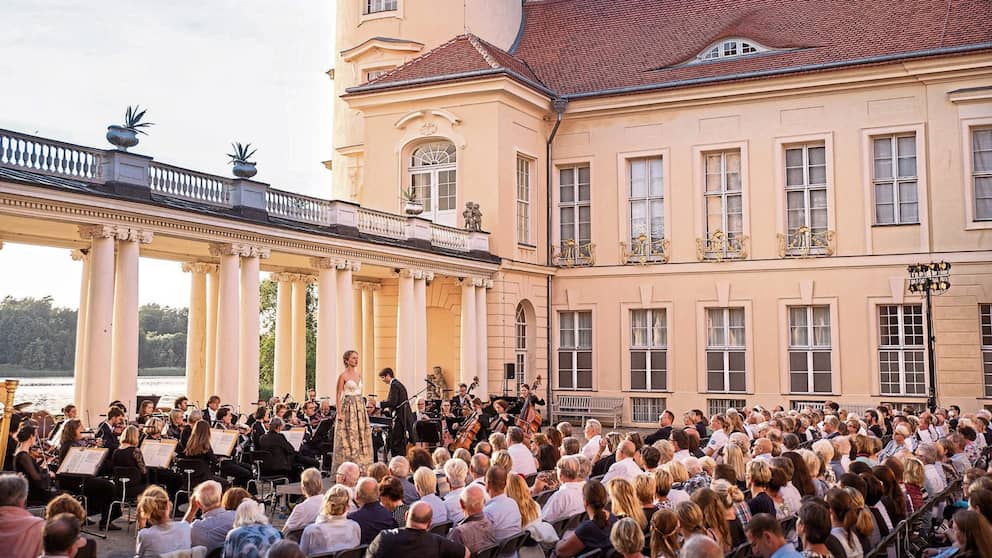 La ópera de cámara Schloss Rheinsberg se presenta en el romántico castillo de fondo
