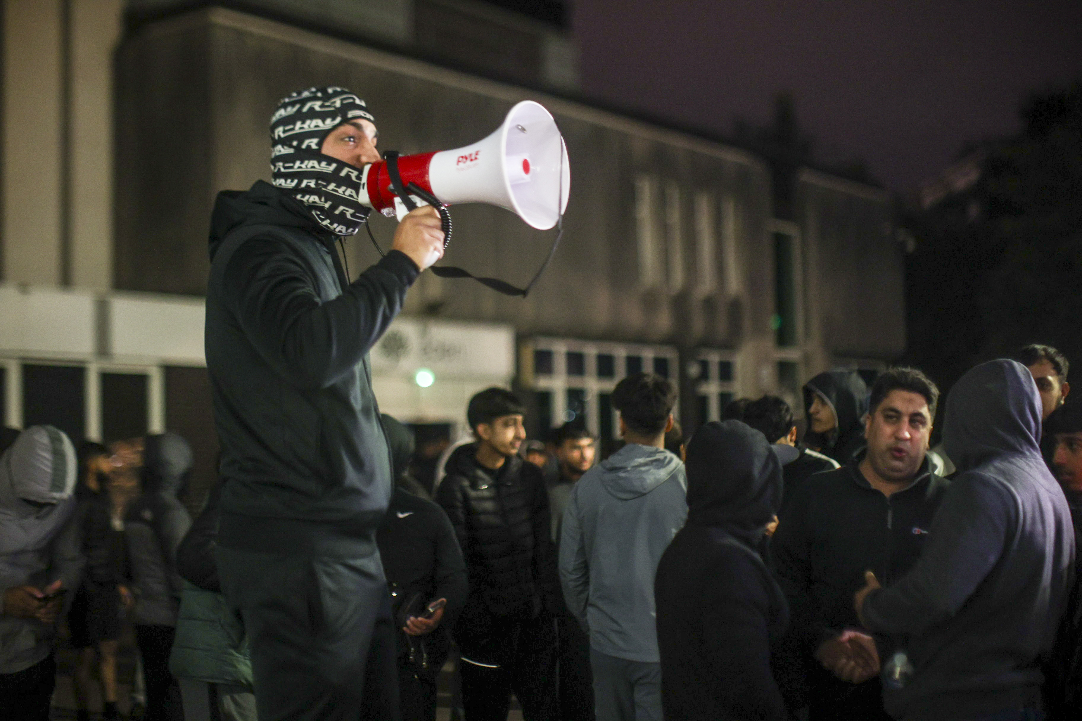 Los manifestantes se reunieron frente a la estación de policía de Rochdale el miércoles pasado.