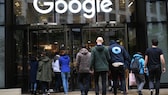 Varias personas entran a la sede de Google con las letras estampadas sobre sus cabezas.  Google sabe mucho sobre sus usuarios porque vende los datos con fines publicitarios.