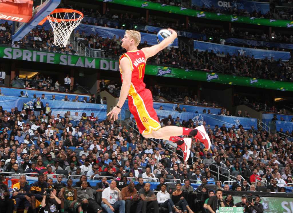 Chase Budinger, de los Houston Rockets, compite en el concurso Slam Dunk durante las festividades del Juego de Estrellas de la NBA en el Amway Center en Orlando, Florida, el sábado 25 de febrero de 2012. (Gary W. Green/Orlando Sentinel/MCT)