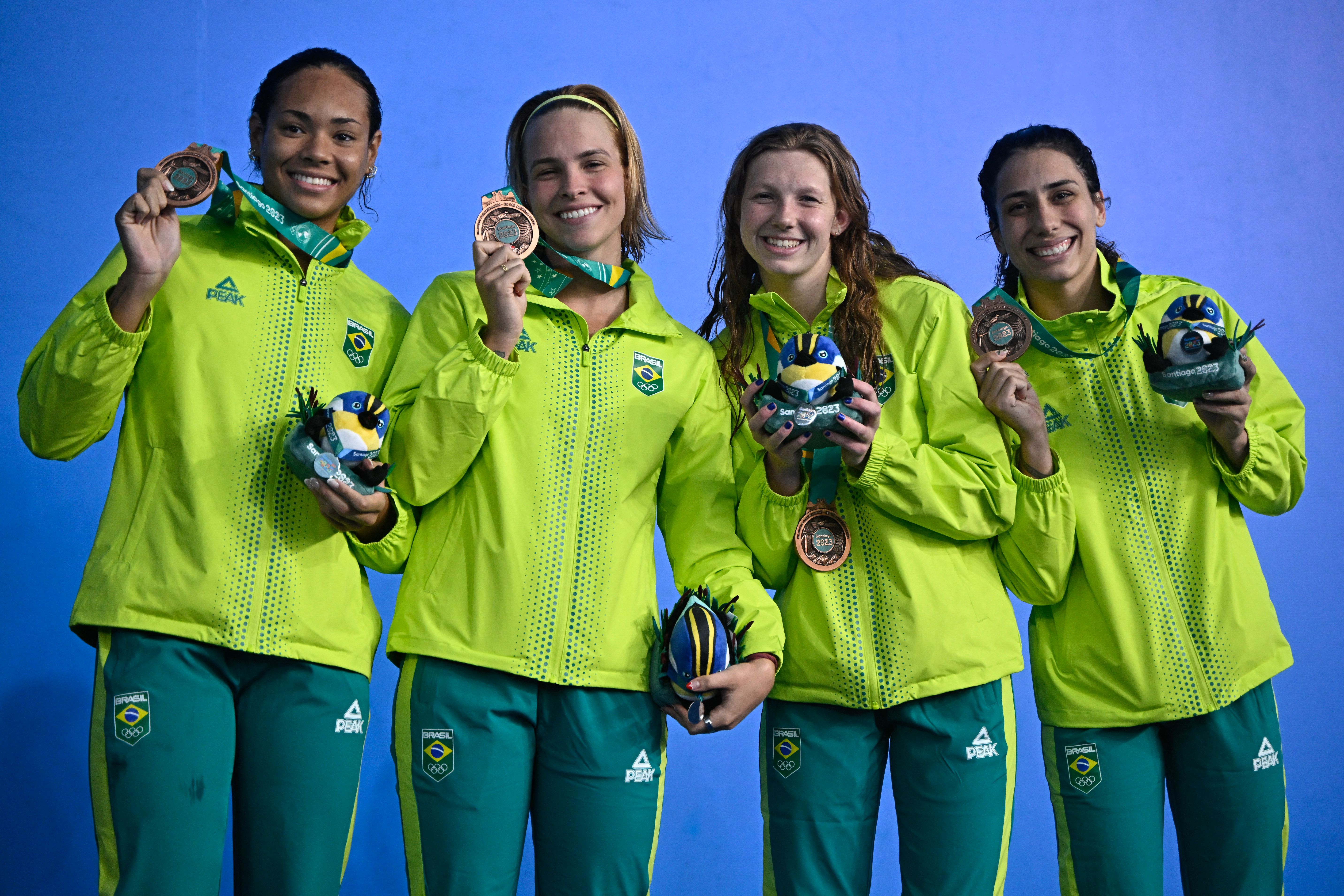Vieira (a la derecha) celebra la medalla de bronce durante el relevo libre femenino de 4X100m en los Juegos Panamericanos Santiago 2023