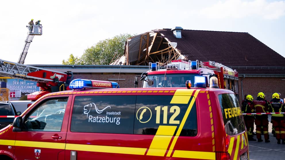 Los bomberos trabajan en el tejado derrumbado del supermercado de Ratzeburg