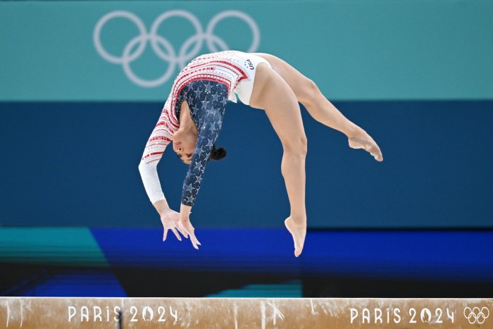 Sunisa Lee en la viga de equilibrio durante la final por equipos del martes en París, Francia