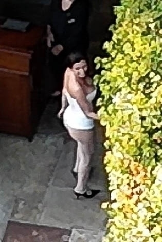 Bianca Censori fue vista vistiendo un body blanco sin tirantes con medias blancas semitransparentes y tacones altos negros.