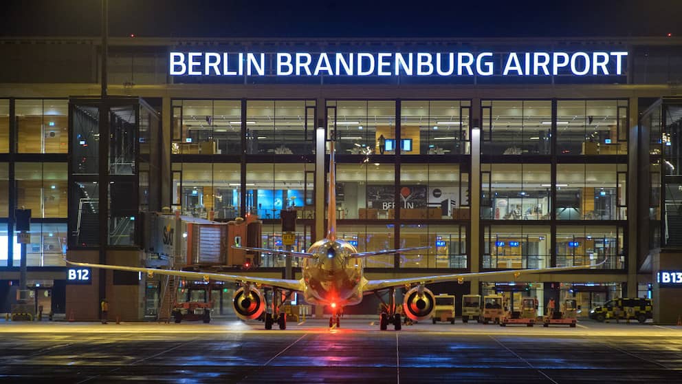 Un avión es atendido en BER en la Terminal 1 (imagen de archivo)