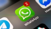 Imagen simbólica: icono de WhatsApp en la pantalla del teléfono inteligente.