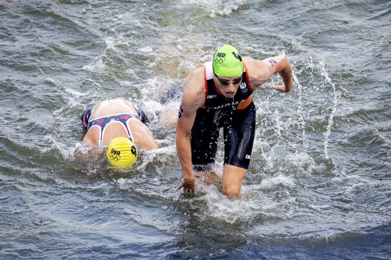 Maya Kingma en acción durante el triatlón olímpico (foto: ANP 2024/Robin van Lonkhuijsen).