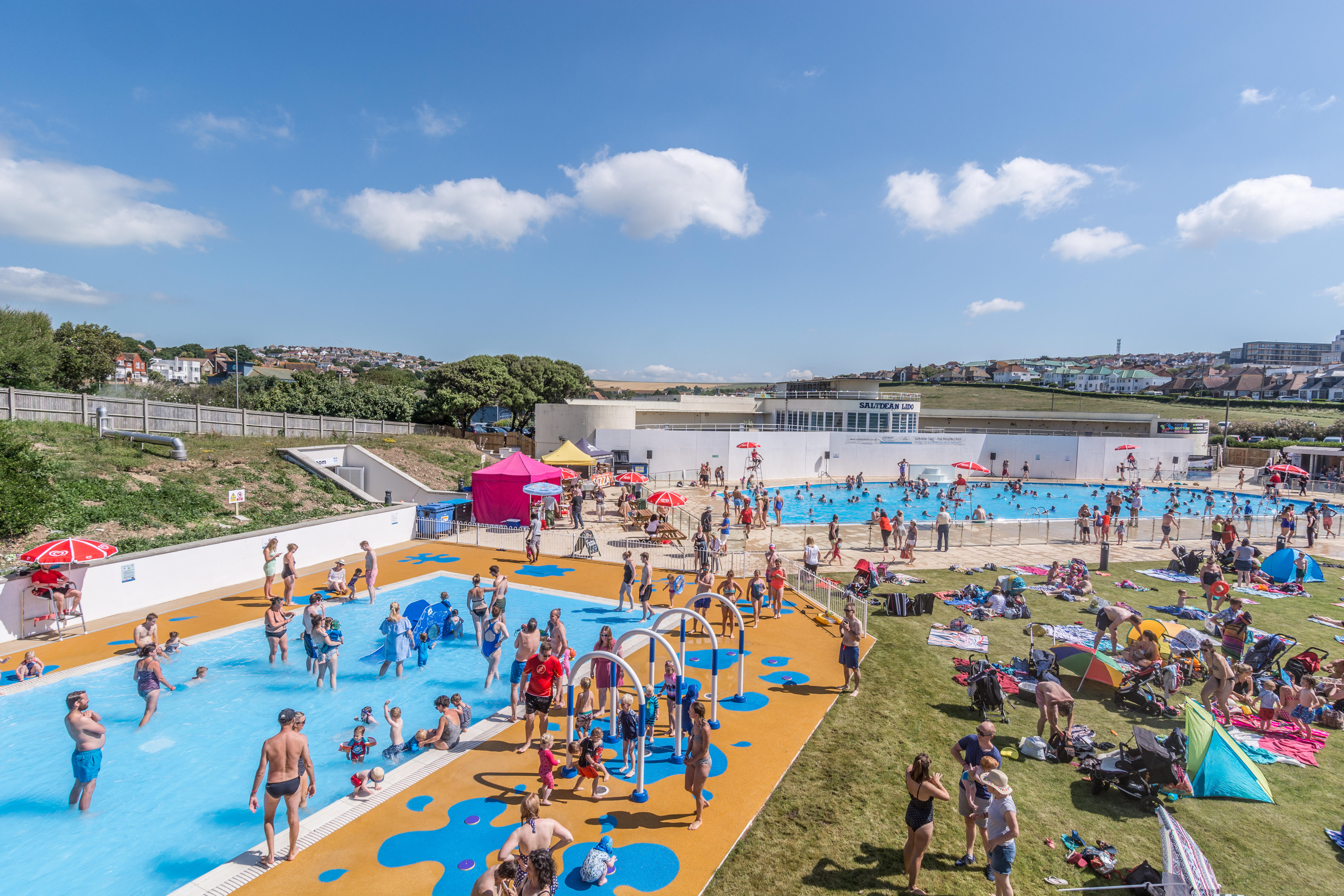 Saltdean Lido alberga una piscina infantil y un restaurante.