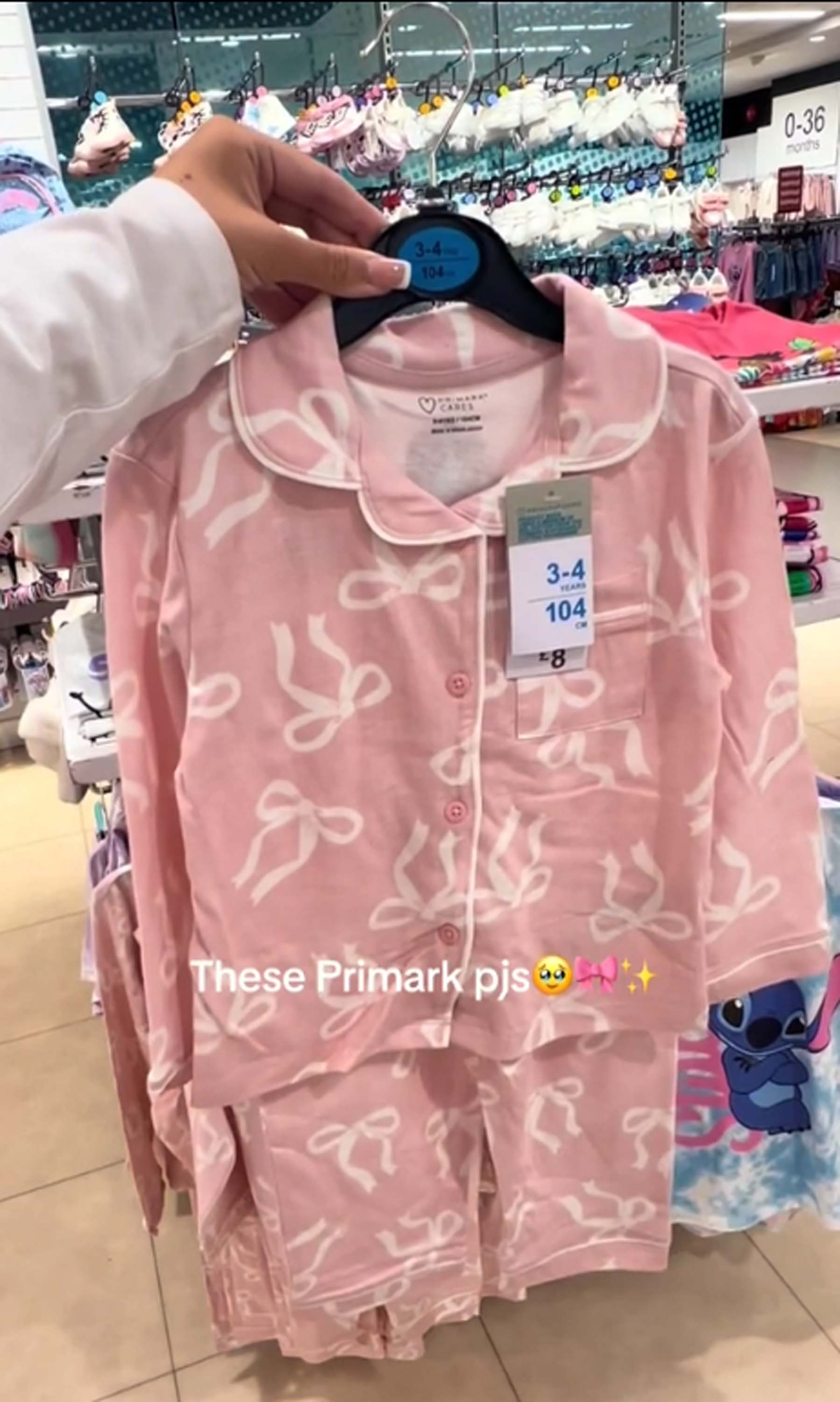 Los pijamas de £8 están cubiertos de lindos lazos rosas.
