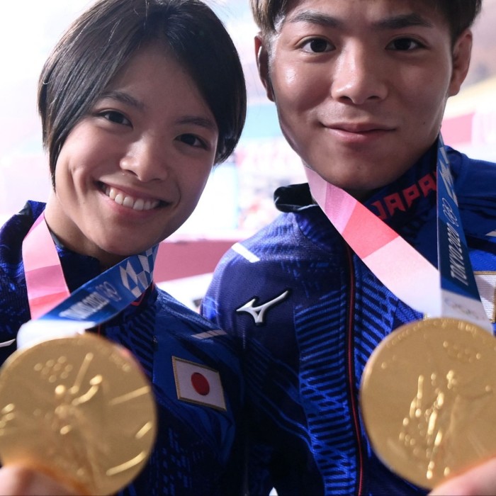 Hifumi Abe, a la derecha, y su hermana Uta con sus medallas de oro.