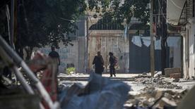 Los palestinos abandonan el campamento de Bureij tras la operación militar israelí en el centro de Gaza