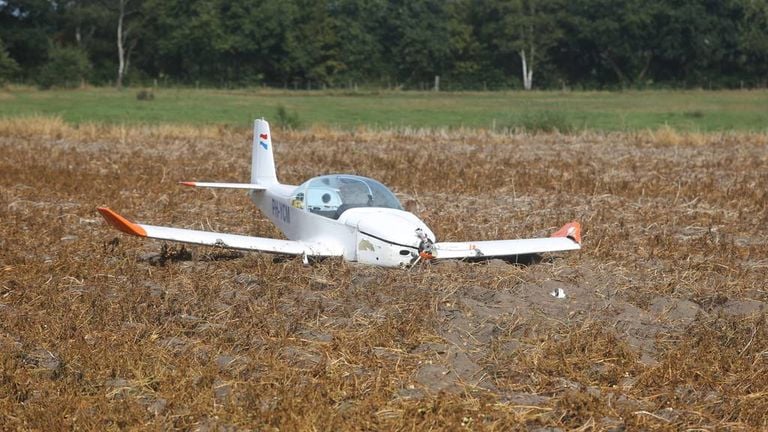 Un avión se estrella en una pradera del aeropuerto de Bredaas (Foto: Alexander Vingerhoeds / GinoPress)